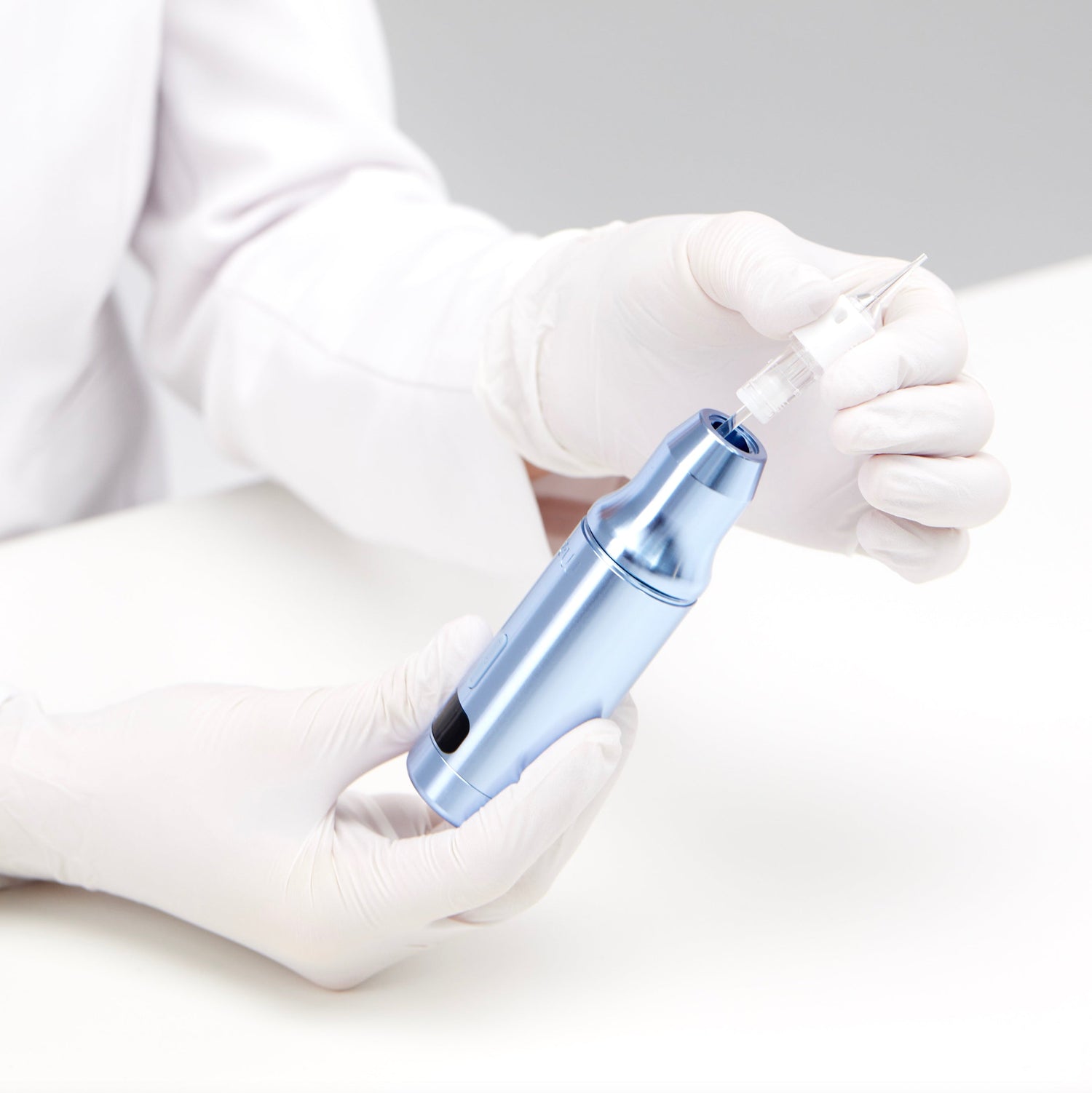 ME PMU-Maschine für Permanent Make-up, hochpräzises Gerät, vorgeführt von einer professionellen Artistin in Handschuhen.